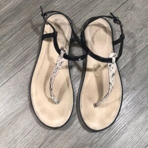 Clarks Black Patent Leather & Snakeskin Embossed Thong Style Sandals size 9